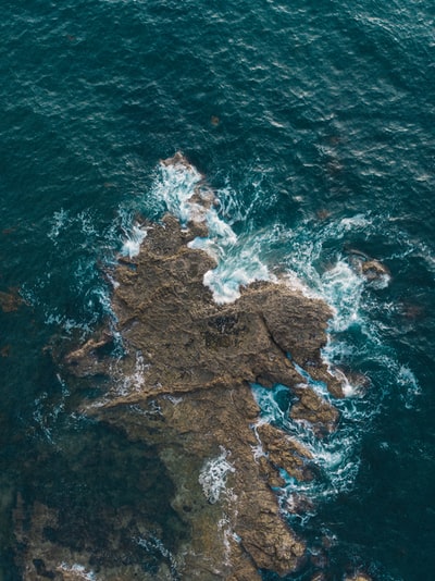 白天浅水上的岩层